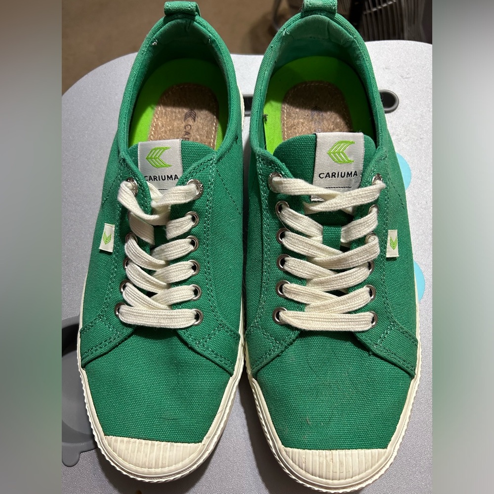 Cariuma mens US size 10/US women’s size 11.5 green lace up sneakers